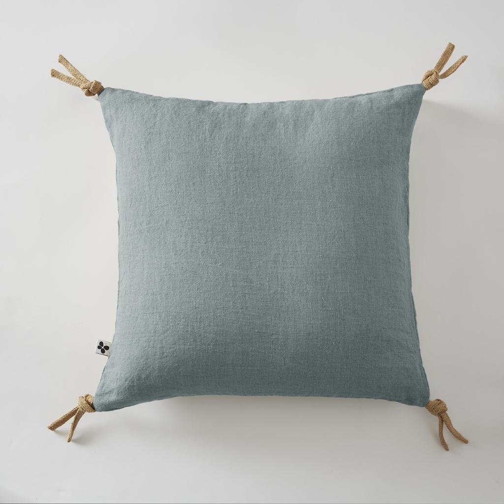 Coussin Déhoussable avec Pompons – Lin Lavé Français Luxe Soline – 45 x 45 cm Azur