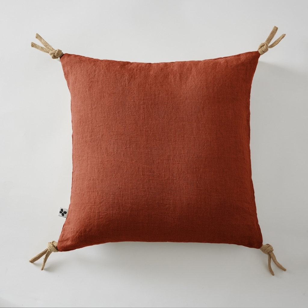Coussin déhoussable avec pompons en lin lavé 45 x 45 cm Soline Paprika