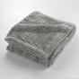 Plaid 180 x 220 cm en flanelle relief uni – Modèle ARYA – Coloris Gris