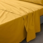 Ensemble literie 4 pièces – Drap plat 240 x 300 cm + drap housse 140x190 cm + 2 taies 63x63 cm – Percale 78 fils – Curry