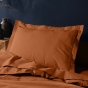 Taie d’oreiller 50 x 70 cm unie 57 fils LINA – Caramel, volant plat et point bourdon