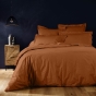 Taie d’oreiller 50 x 70 cm unie 57 fils LINA – Caramel, volant plat et point bourdon