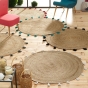 Tapis rond Ø120 cm – Jute naturel avec pompons turquoise – Modèle Shira