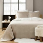 Couvre-lit 220 x 240 cm + 2 taies 60 x 60 cm – Velours Relief & Sherpa – Modèle Mylène Beige