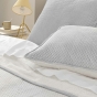 Couvre-lit 220 x 240 cm + 2 taies 60 x 60 cm – Velours Relief & Sherpa – Modèle Mylène Gris