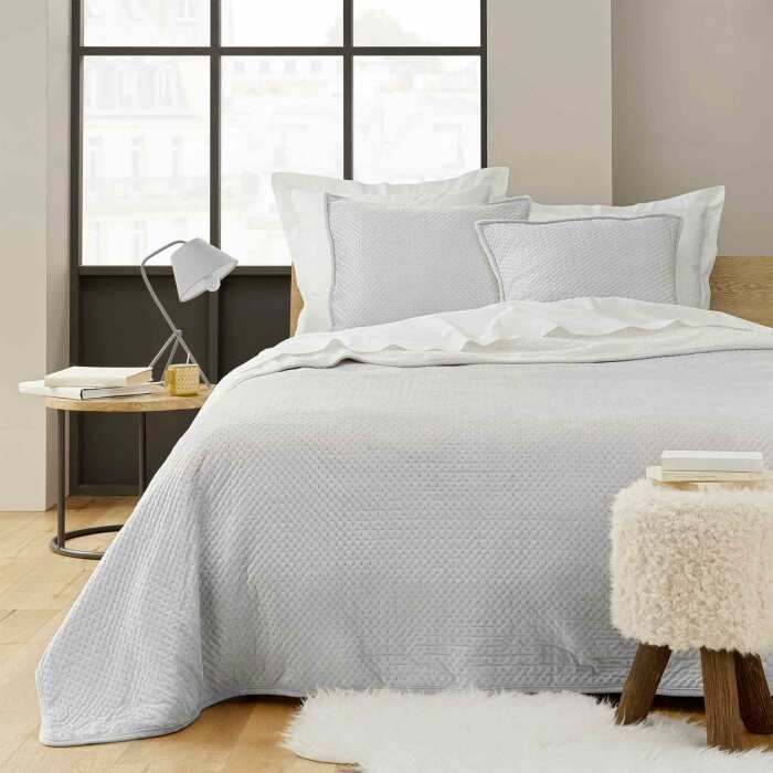 Couvre-lit 220 x 240 cm + 2 taies 60 x 60 cm – Velours Relief & Sherpa – Modèle Mylène Gris