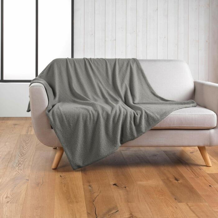Plaid 125 x 150 cm en bouclette unie - Modèle Wooly Gris
