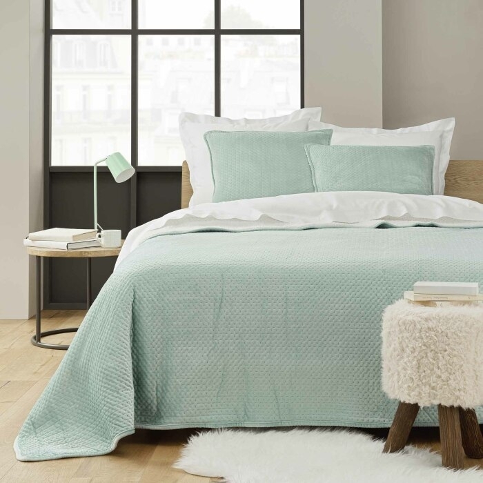 Couvre-lit 220 x 240 cm + 2 taies 60 x 60 cm – Velours Relief & Sherpa – Modèle Mylène Sauge