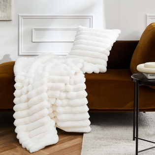 Plaid XXL 180 x 220 cm imitation fourrure/polaire – Boudoir – Naturel sur Mon Linge de Maison Plaid XXL 180 x 220 cm imitation fourrure/polaire – Boudoir – Naturel