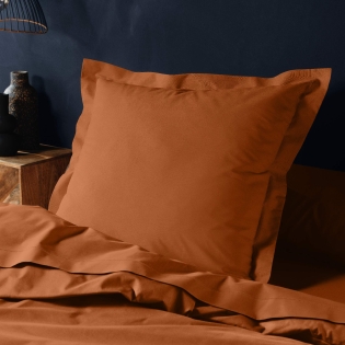 Taie d’oreiller 63 x 63 cm unie 57 fils LINA – Caramel, volant plat et point bourdon