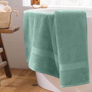 Drap de bain 90 x 150 cm — éponge coton peigné Élégance 600 g/m² - Céladon sur Mon Linge de Maison Drap de bain 90 x 150 cm — éponge coton peigné Élégance 600 g/m² - Céladon