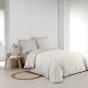 Parure de lit 240x220 cm + 2 taies – Percale 78 fils – ELIOT – Motif beige sur fond blanc
