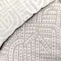Parure de lit 240x220 cm + 2 taies – Percale 78 fils – ELIOT – Motif beige sur fond blanc