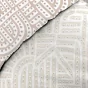 Parure de lit 240x220 cm + 2 taies – Percale 78 fils – ELIOT – Motif beige sur fond blanc