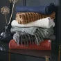 ChatGPT a dit :  Plaid 130x160 cm en coton texturé Sixtine – Camel